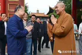莫言到武威鸠摩罗什寺参访，并题写“舌灿莲花”四个大字图片