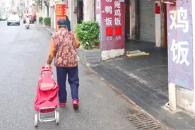 刚到广西北海老街，客栈老板就给了我两记“暴击”，小街藏美食图片