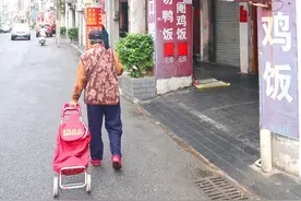 刚到广西北海老街，客栈老板就给了我两记“暴击”，小街藏美食图片