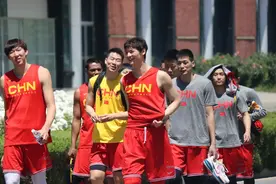 姚明探班中国男篮！与杜锋赵继伟热聊，高诗岩避暑方式太抢镜图片
