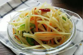 美食分享：胡萝卜土豆丝、荷兰豆炒杏鲍菇、胡萝卜芹菜的简单做法图片