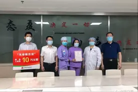 文明视角 | 东港农商银行志愿者为“德耀日照·年度人物”上门送奖牌，并带去了“好人贷”图片