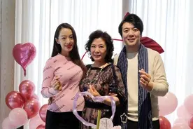 郎朗吉娜合体为郎妈庆生，怀孕7月终显肚，岳父也在场一家好幸福图片