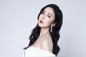 娄艺潇 露肩白裙性感写真图片图片