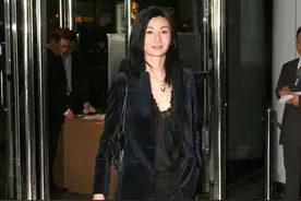 张曼玉真会穿，西装里套蕾丝吊带好性感，配五分阔腿裤高挑又气质图片