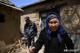 103岁小脚奶奶，生活“极简”，喜欢吃大蒜拌凉菜，经常上街拾柴图片