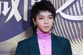 娱乐圈也歧视学历？华晨宇三本，杨超越中学没毕业图片