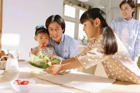 父亲对女儿忠告：孩子，你不必太“听话”图片