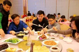 奶奶逗孙子：怎么总来我家吃饭？孙子回怼一句话，让爸爸无地自容图片