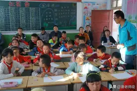 55岁老教师处境尴尬：不干活被说“养老”，干活被指责“挡路”图片