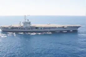 美“里根”号航母访问香港 驻港部队司令员登舰参观