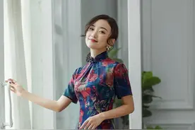 中年女人穿一件轻奢香云纱连衣裙，高阶雅韵，自带一种优雅从容图片
