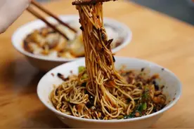 重庆这家面馆老板太妖娆，脾气暴躁，一言不合直接怼，尝过不再来图片