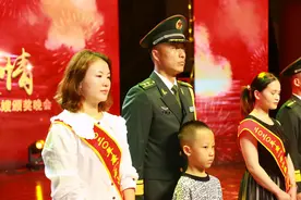 暖心！中秋团圆夜，颁奖“最美军嫂”图片