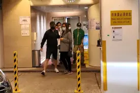 吴孟达离世家人罕露面，现任妻痛哭需人搀扶，幼子手拿一盒面巾纸图片