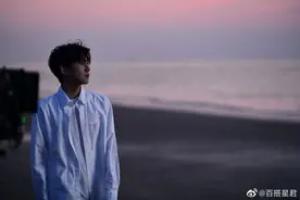 王源MV写真，白衬衫造型简约清爽，少年的文艺感满满图片