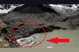 喜马拉雅山“出事”了？冰雪消融后，湖里呈现的景象令人难以相信图片