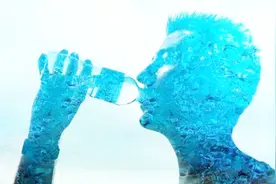 出现尿酸高，这四种东西不能碰！引起身体的诸多问题！视频封面
