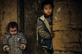 老人养大三个继子，年老后却被赶回老家，继子的做法太让人寒心图片