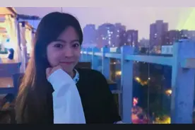 被下放LCK的一笔姐，直播把自己P到王多多身边，这是后悔了？图片