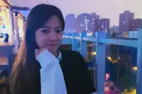 被下放LCK的一笔姐，直播把自己P到王多多身边，这是后悔了？图片