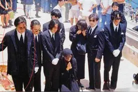 大闹葬礼的明星各有各的企图，有人替往生者鸣不平，有人心怀鬼胎图片