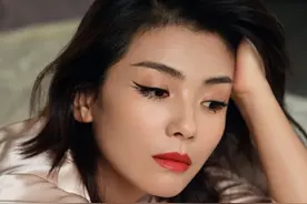 刘涛身着睡衣潋滟红唇女人味十足 时尚有个性图片