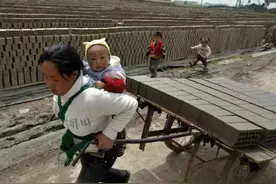 “苦命的娃娃”每天被牢牢地用绳索绑10个小时，看看怎么回事图片