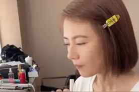 高圆圆喝奶茶，闭眼享受表情陶醉！41岁仍不见老，网友追着喊女神图片