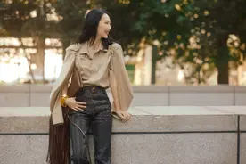童瑶的职场穿搭又火了，卡其色衬衫搭配亮片格纹裤，时尚又有个性图片