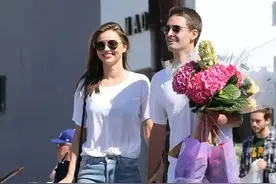 米兰达可儿出街，踩10厘米高跟鞋很霸气，丈夫跟在身后像弟弟图片