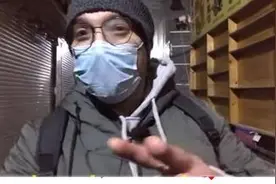 南非小哥深夜漫步青岛街头，国外网友：在芝加哥你怕是要被枪击图片