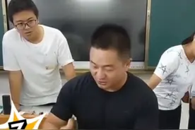 云南一物理老师徒手劈砖，背后学生的表情亮了！网友：学会了图片