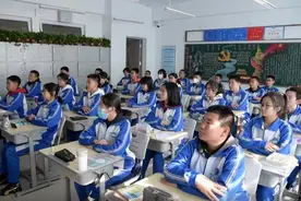 同上一堂思政课 共话一腔爱国情图片