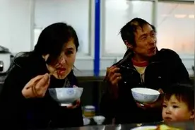 四川45岁农民工，被24岁外国美女倒追，婚后住工地直言很幸福图片