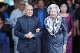 67岁柬埔寨国王：父亲娶6个老婆，他一个都没，陪伴太后真孝顺图片