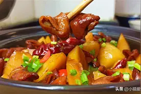肥肠和土豆这样红烧来吃，成菜味美鲜香，好吃不腻，特别解馋图片