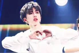 染着“白发”的蔡徐坤，搭配白衬衫宛如画报少年图片