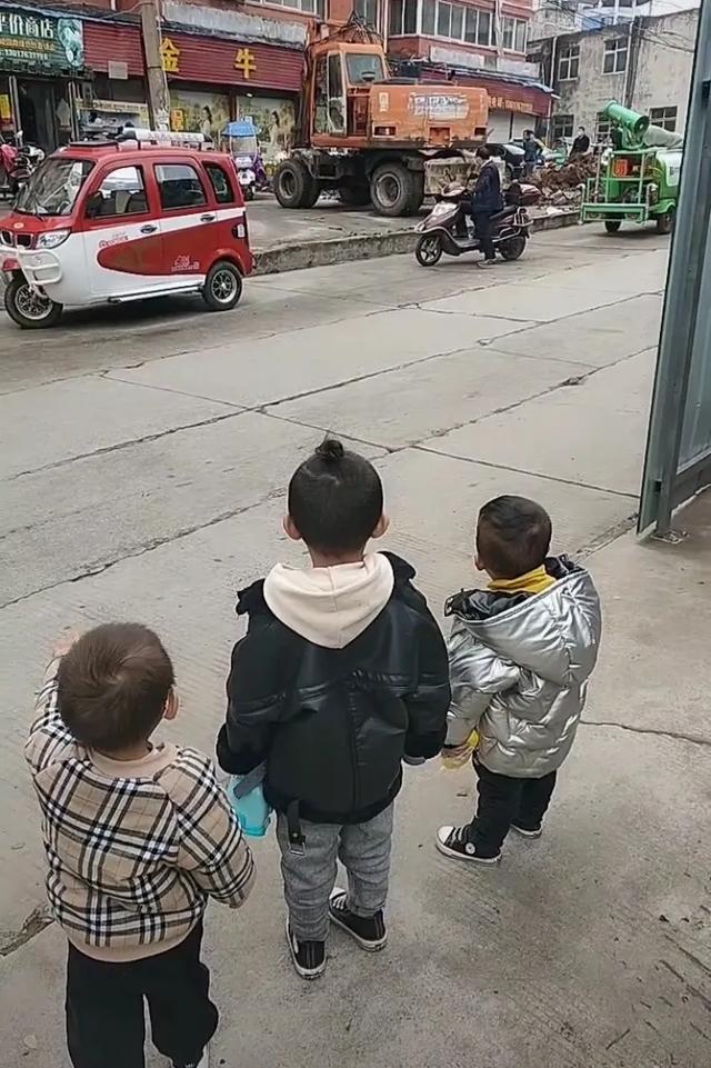 男孩能有多痴迷挖掘机？网友：你是在我家装了摄像头吗