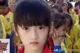 小学生晒出班级合影，网友大喊：快看，小女孩身后，才是亮点图片