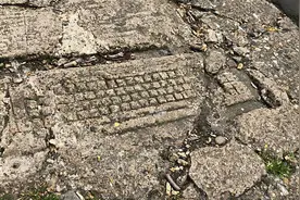 18世纪铺建的石板路，出现了电脑键盘的浮雕，是穿越还是恶作剧？图片