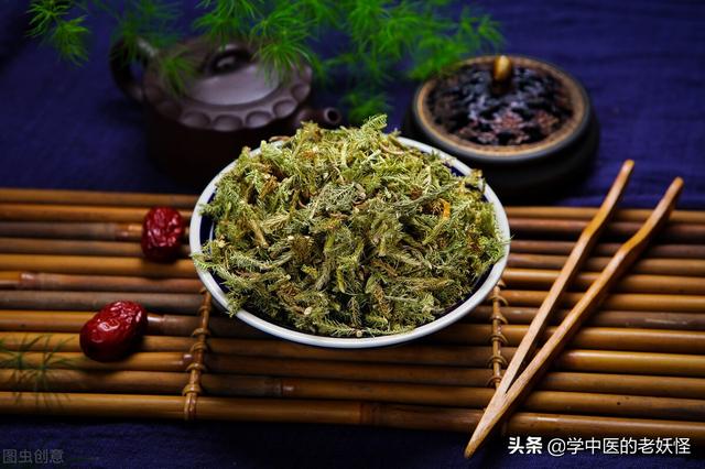 艾叶煮水泡脚具有活血化瘀的作用,搭配红花还具有暖宫驱寒的功效,能
