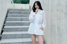 有小肚腩的女生别“塞衣角”了，学会这4个穿搭技巧，遮肉又显瘦图片