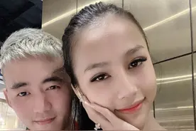 男孩与网恋女友见面发现他是男生，之后陪“女友”做了跨性别手术图片