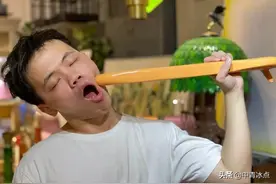 出生时大脑缺氧，上学时遭受暴力，脱口秀演员小佳走红背后——用“逗你笑”与命运和解图片