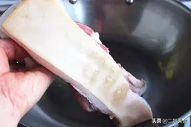 猪毛不用火烤，不用刀剃，猪肉店老板：只需3步，一根猪毛也没有图片