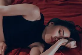 小说：我和小情侣合租，美女室友房门被反锁，雨夜敲我房门求帮助图片