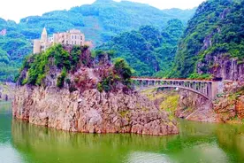贵州山水中突然飞来了座天鹅堡，就像上帝建造的后花园，无比壮观视频封面