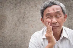 长期佩戴清洁不良或稳固状况不佳的假牙，可能会引起哪些问题？图片