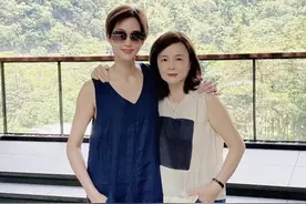 张钧甯晒母女合照！66岁穿无袖配蜜桃妆不输女儿，年过花甲似同龄图片